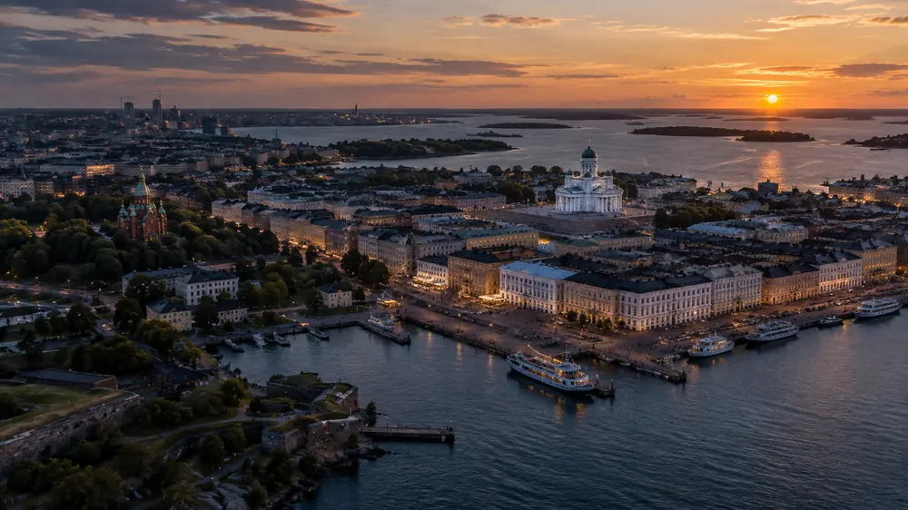 Helsingin keskusta, Tuomiokirkko ja Eteläsatama ilmasta kuvattuna auringonlaskun aikaan